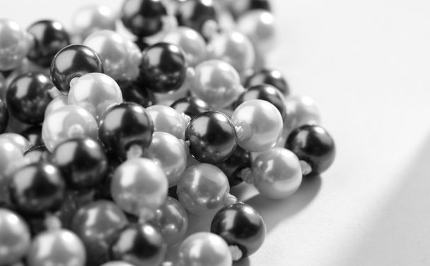 Corde de perles noires et blanches
 - Photo, image