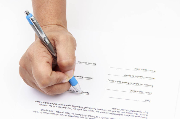 close up picture of woman hand signing contract - Foto, afbeelding