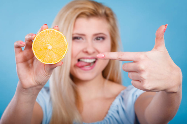 Femme tenant des fruits citron ou orange
 - Photo, image