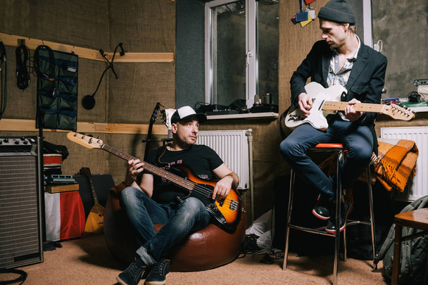 Band van volwassen gitaristen repeteren in garage - Foto, afbeelding