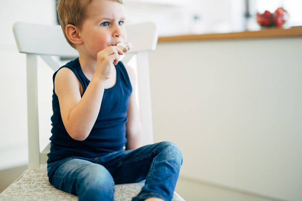 Child earing icecream in living room - Foto, afbeelding
