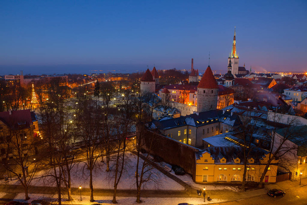 Emozionante vista invernale della città vecchia di notte di Tallinn. Aerea su tetti e torri. - Foto, immagini