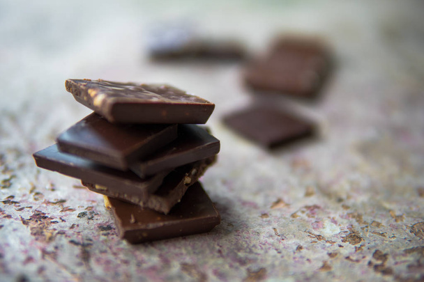 Tumma suklaakasa hasselpähkinöillä. Makea jälkiruoka
 - Valokuva, kuva