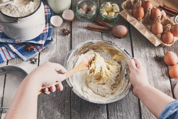 Cozinhar ingredientes para assar, ovos, manteiga e farinha
 - Foto, Imagem