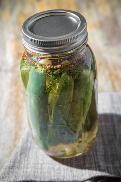 Pickles de pepino fatiado
 - Foto, Imagem