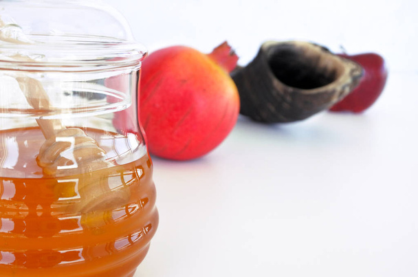 Медом jar, гранат шофар і червоне яблуко - Фото, зображення