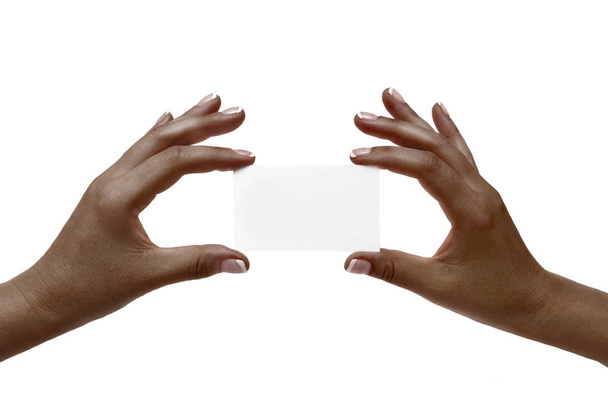 アフリカ女性の手は、白い背景に白いカードを保持します。. - 写真・画像