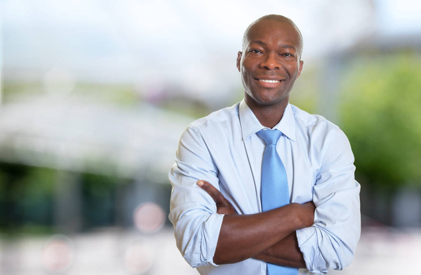 Afrika kökenli Amerikalı işadamı kravat ile gülüyor - Fotoğraf, Görsel