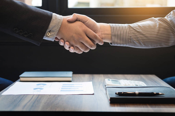 Deux hommes d'affaires confiants serrant la main lors d'une réunion dans le
 - Photo, image