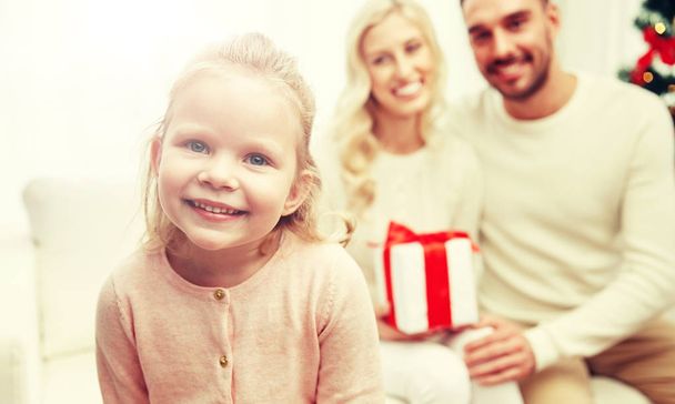 família feliz em casa com caixa de presente de Natal
 - Foto, Imagem