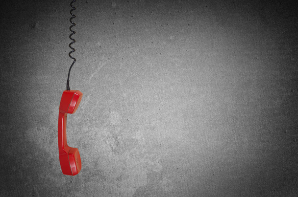 Ricevitore telefonico rosso su sfondo grigio con spazio di copia
 - Foto, immagini