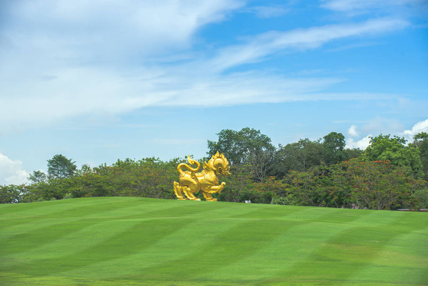 Singha lub lew złoty posąg w parku singha, chiangrai, Tajlandia - Zdjęcie, obraz