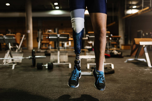 Close up of prosthesis leg of young man training in the gym. - Valokuva, kuva