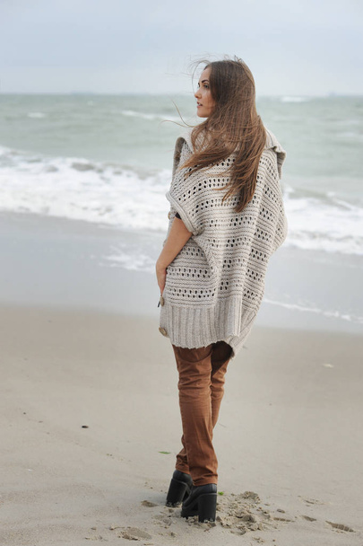 Fashion woman walking alone on a sea beach - Fotografie, Obrázek