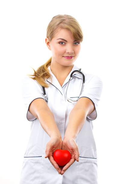 赤いハートは、健康管理の概念を保持している聴診器で女性医師 - 写真・画像