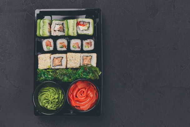 Set de sushi maki et rouleaux en gros plan dans la boîte de livraison
 - Photo, image