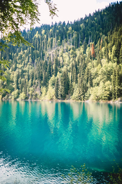 Lago di montagna blu cristallo
  - Foto, immagini