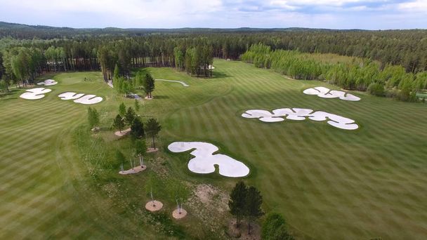 Pohled shora zelené golfové hřiště venkovní zelené travnaté hřiště. Letecký pohled od létající DRONY - Fotografie, Obrázek