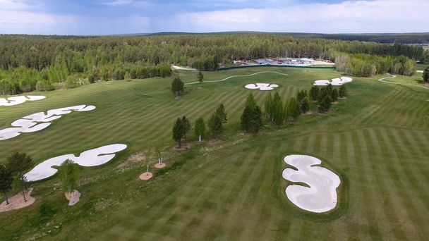 Pohled shora zelené golfové hřiště venkovní zelené travnaté hřiště. Letecký pohled od létající DRONY - Fotografie, Obrázek