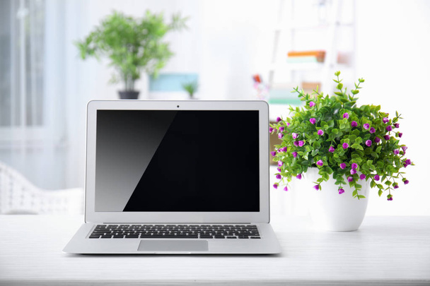 Kényelmes munkahelyi modern laptop - Fotó, kép