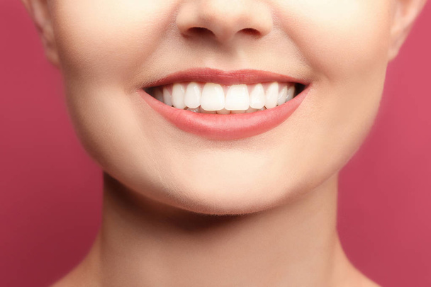 jeune femme avec des dents saines
  - Photo, image