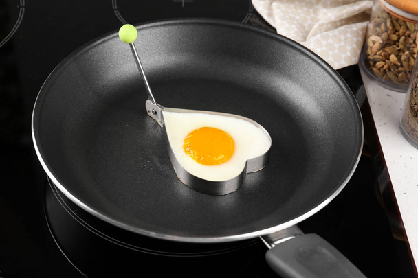 side up eggs in molds - Zdjęcie, obraz