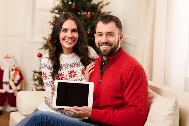 Couple utilisant une tablette numérique
 - Photo, image