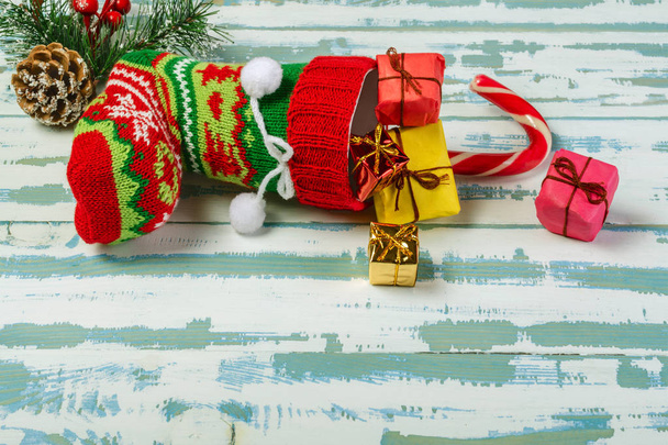 Composición navideña con calcetín navideño. Medias de Navidad
  - Foto, imagen