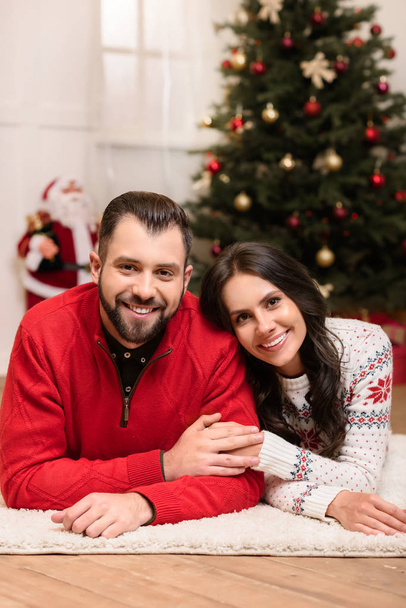 szczęśliwa para w okresie Bożego Narodzenia - Zdjęcie, obraz