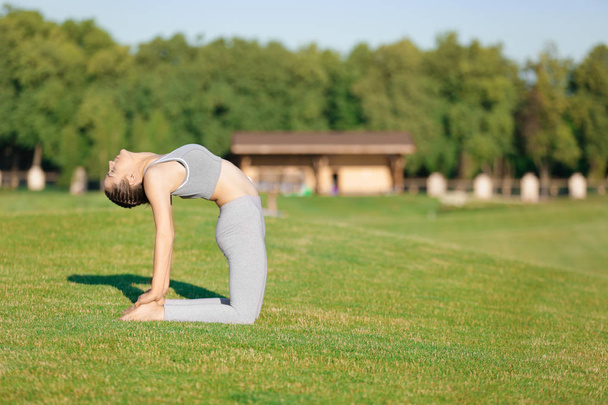 woman practicing yoga - Fotoğraf, Görsel