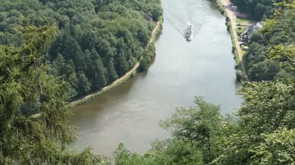 Nézd át a Saar folyó hurok mellett Mettlach Saar-vidék (Németország). idegenforgalmi csónakot a folyó vezetés. - Felvétel, videó