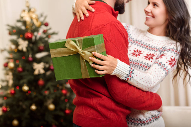 couple with christmas present - Foto, afbeelding