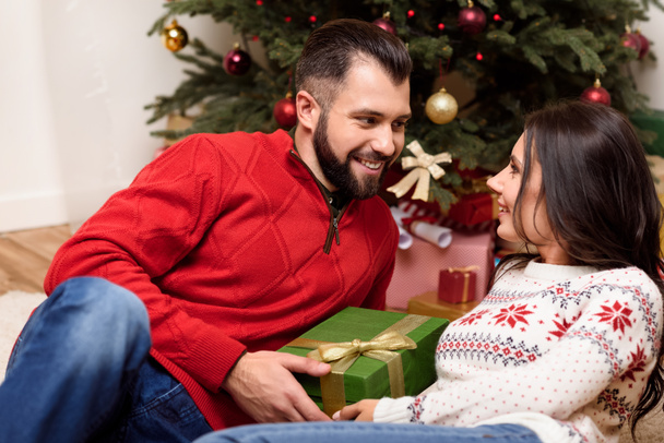 couple with christmas present - Foto, imagen