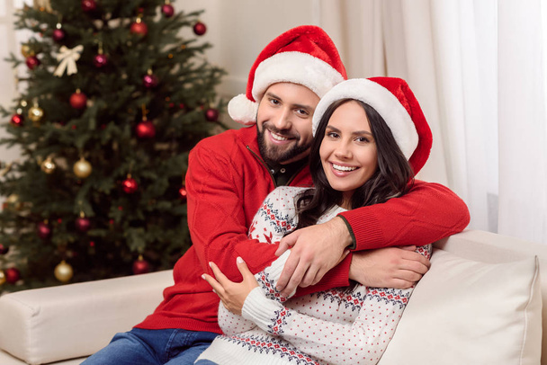 happy couple in santa hats - Foto, Imagem
