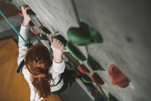 mur d'escalade fille avec poignées
 - Photo, image
