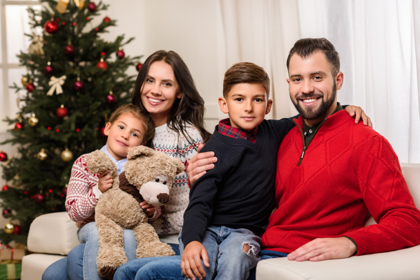 Щаслива сім'я на Різдво
 - Фото, зображення