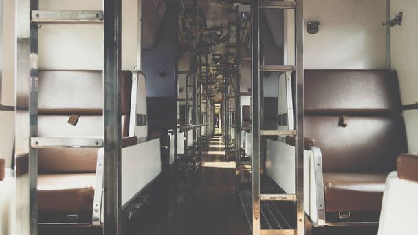 Εσωτερικό της σιδηροδρομικής αμαξοστοιχίας με καθίσματα στυλ vintage - Φωτογραφία, εικόνα