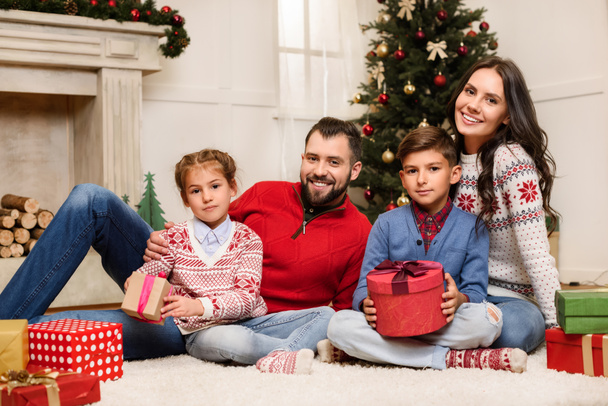 Família com presentes de Natal - Foto, Imagem