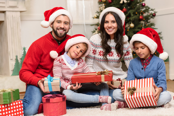 Familia con regalos de Navidad - Foto, imagen