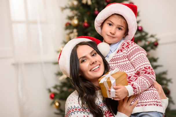 mother and daughter with christmas gift - Foto, imagen