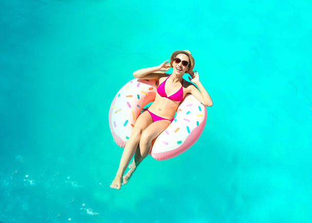 woman with inflatable donut - Fotografie, Obrázek