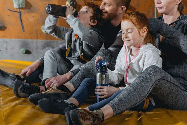 Rodina s dětmi na rohoži v tělocvičně - Fotografie, Obrázek