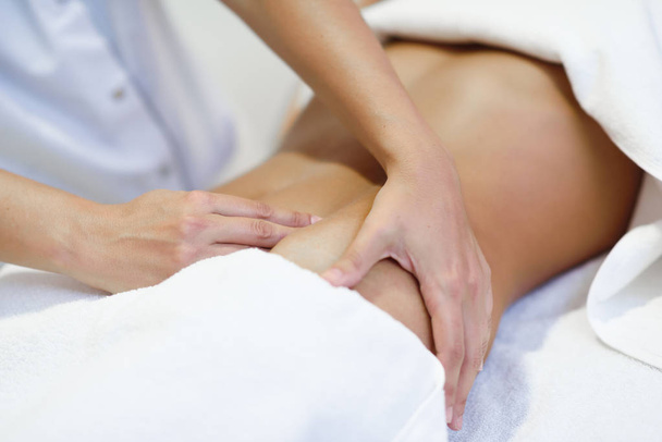 Kobieta otrzymująca masaż brzucha w salonie spa - Zdjęcie, obraz