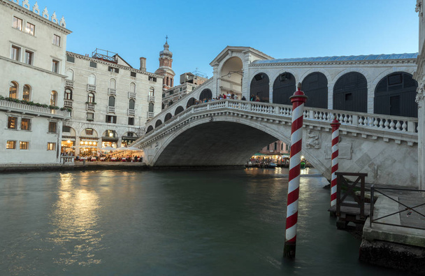 Гранд-канал и мост Риальто вечером, Венеция, Италия
 - Фото, изображение