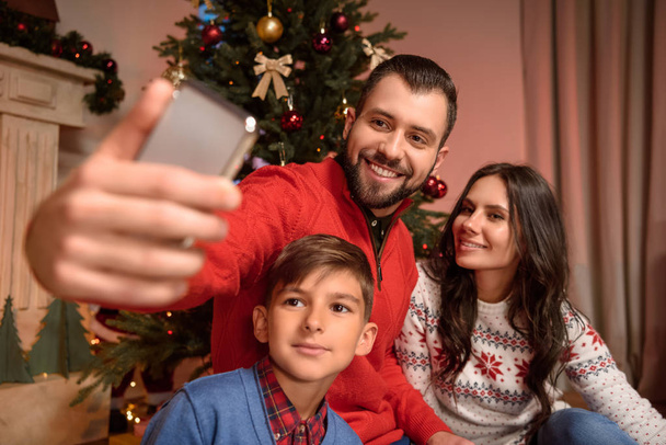 familie nemen selfie met Kerstmis - Foto, afbeelding