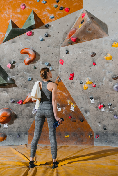 young woman in front of climbing wall - Fotografie, Obrázek