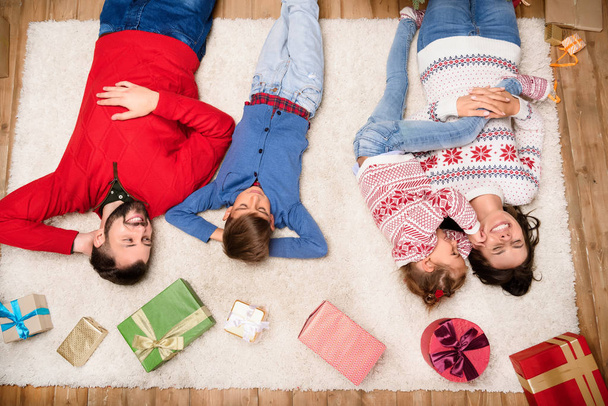 happy family with christmas presents - Fotografie, Obrázek
