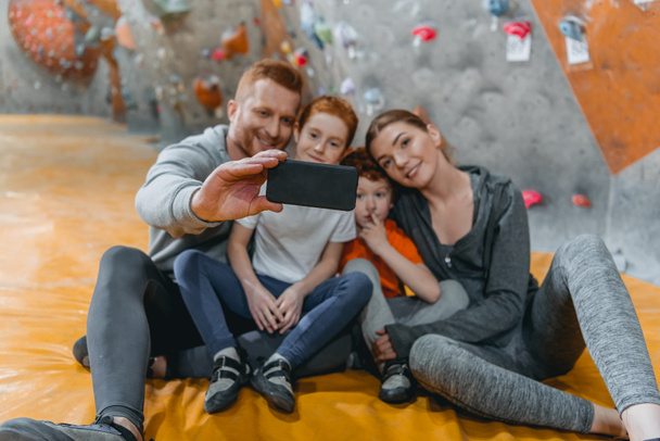 Family taking selfie at gym - Φωτογραφία, εικόνα