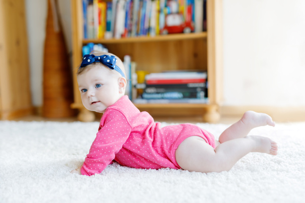Portret drobny dziecko dziewczynka 5 miesięcy w pomieszczeniu domu - Zdjęcie, obraz