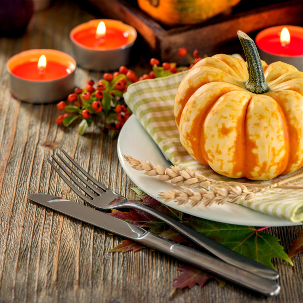 Jesienne nakrycie stołu z pumpkings i świece, upadek wystrój domu - Zdjęcie, obraz